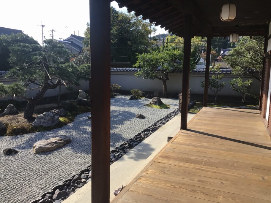 方丈内の枯山水。
「亀集庭」